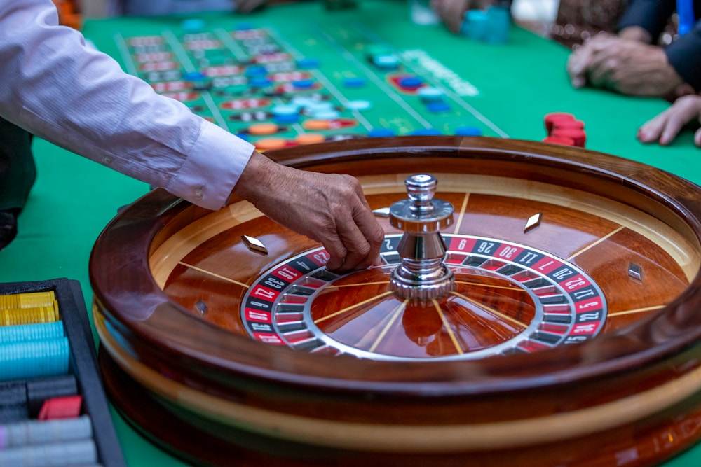Meja live casino dengan dealer dan kartu — ilustrasi panduan live casino Totomaniac