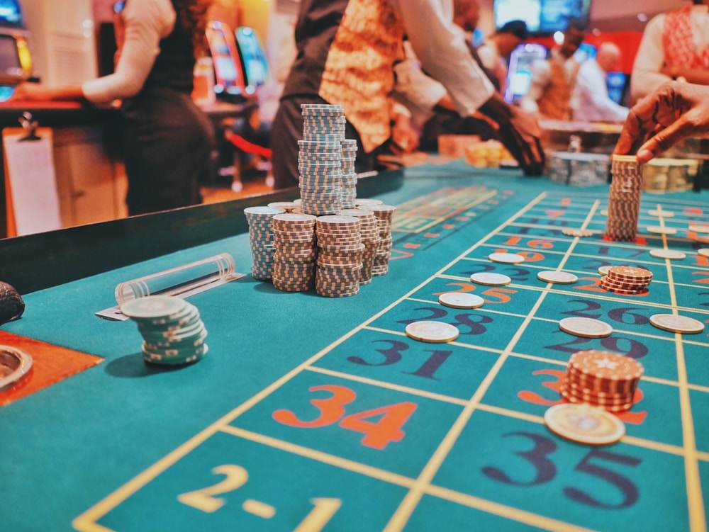 Kartu poker tersusun di atas meja hijau — ilustrasi panduan poker Totomaniac