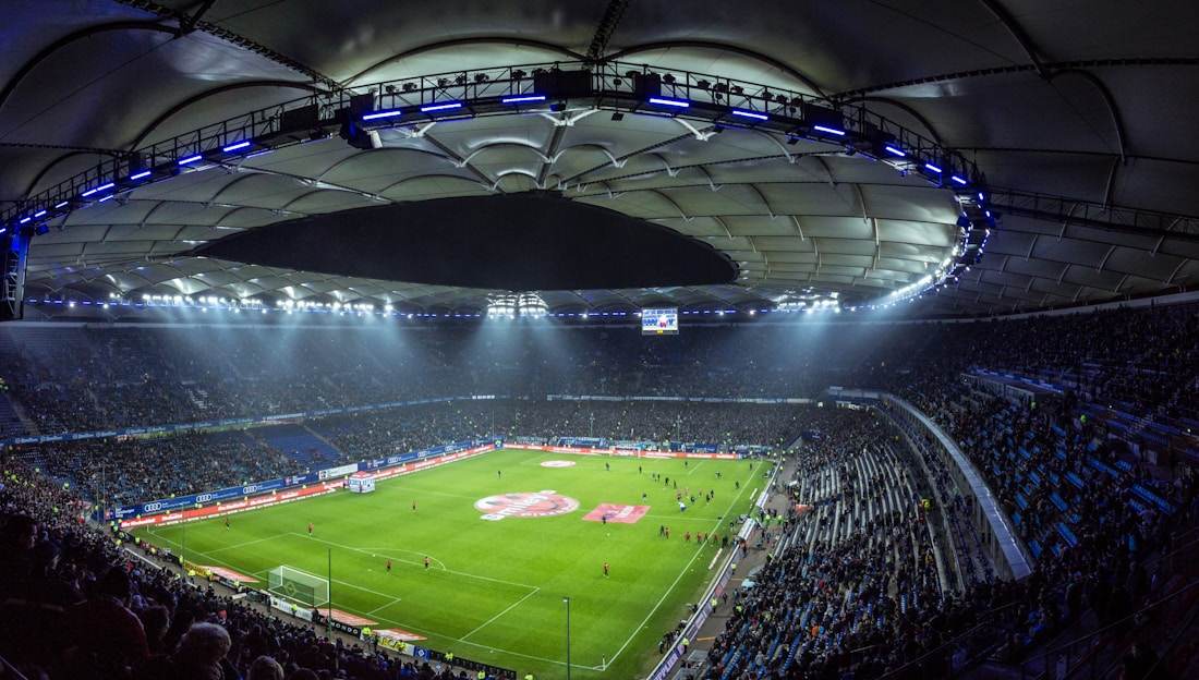 Lapangan sepak bola menjelang pertandingan — ilustrasi panduan sportsbook Totomaniac